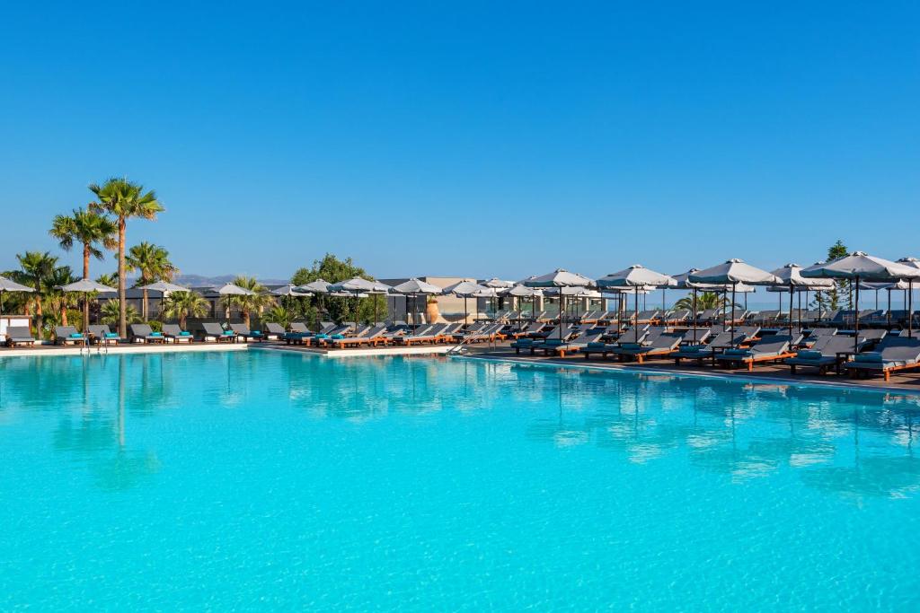 Lielisks peldbaseins ar saulessargiem un pludmales krēsliem, ieskauts palmām un skaidrām debesīm. Ideāla vieta relaksācijai un brīvā laika pavadīšanai.