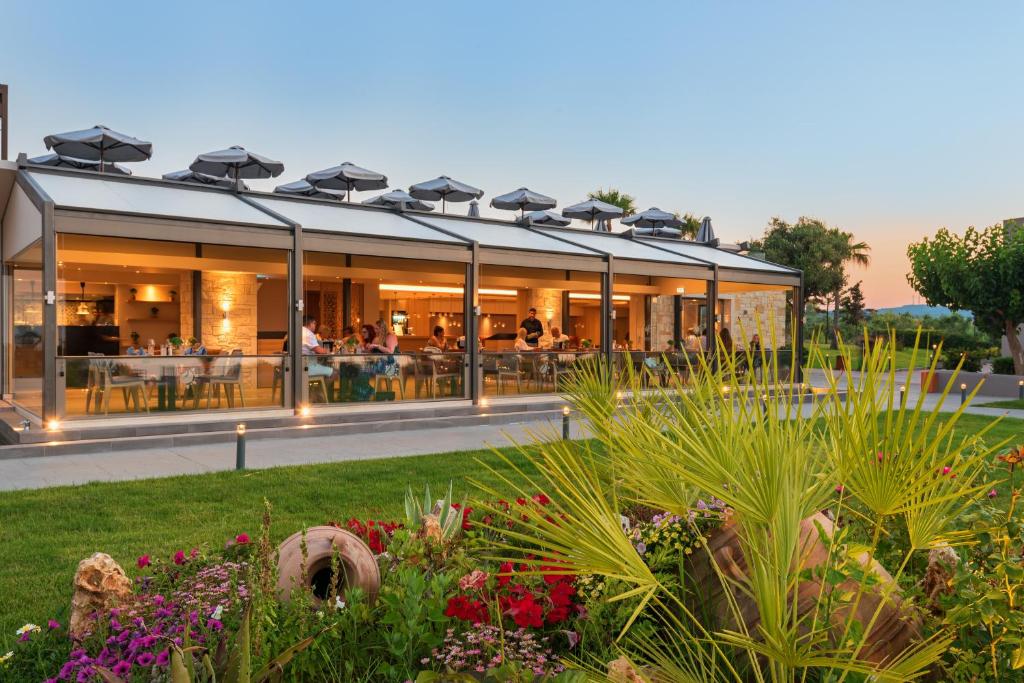 Mūsdienīgs restorāns ar stiklotām sienām, kas piedāvā āra sēdvietas zem sauļošanās saulessargiem, apkārt ir krāsaini ziedi un zaļa zāliena. Ideāla vieta relaksācijai un ēdiena baudīšanai.