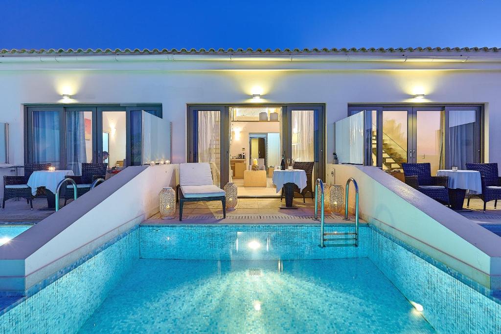 Mūsdienīga villa ar privātu baseinu, kas piedāvā relaksējošu atmosfēru un elegantu dizainu, ideāli piemērota atpūtai. Apgaismojums un terase papildina mājīgumu.