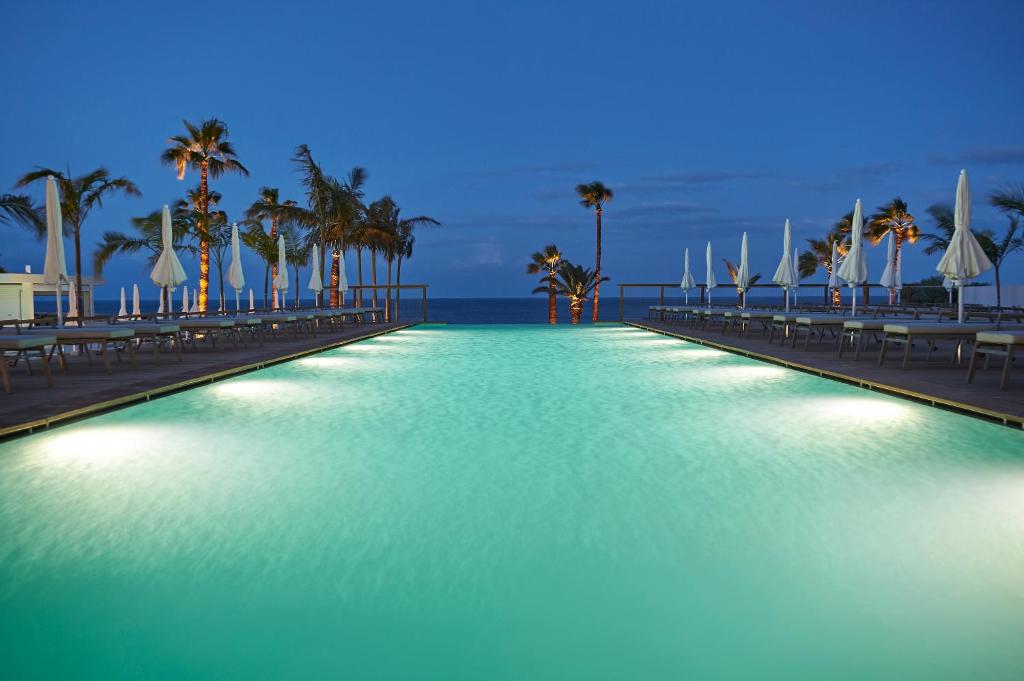 Sunrise Jade viesnīcas baseins piekrastē krēslā