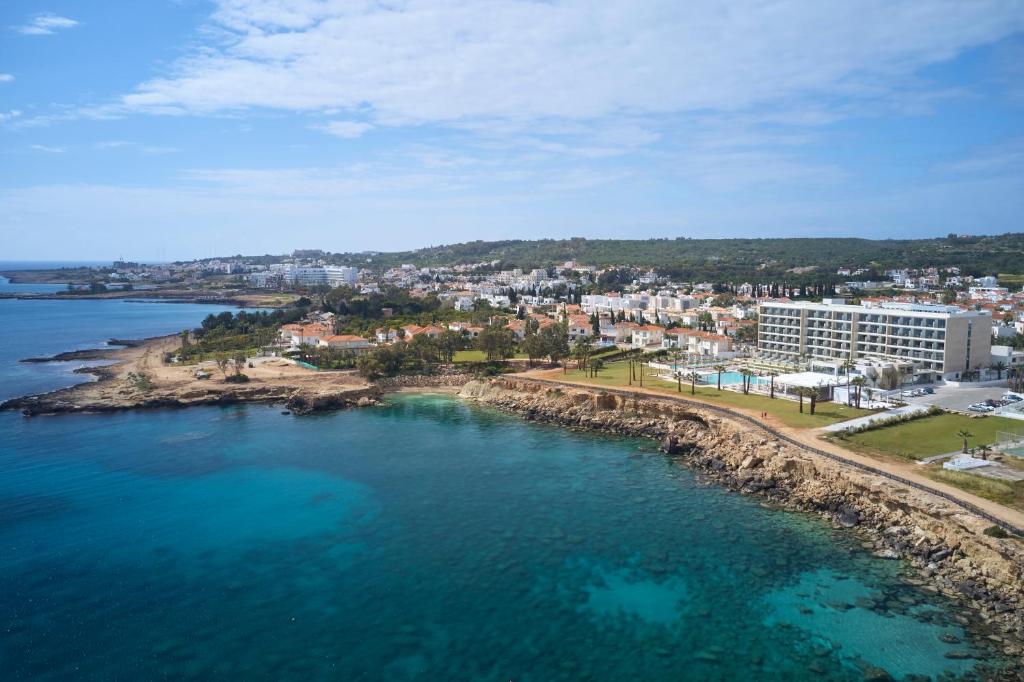 Skats uz Sunrise Jade viesnīcu piekrastē