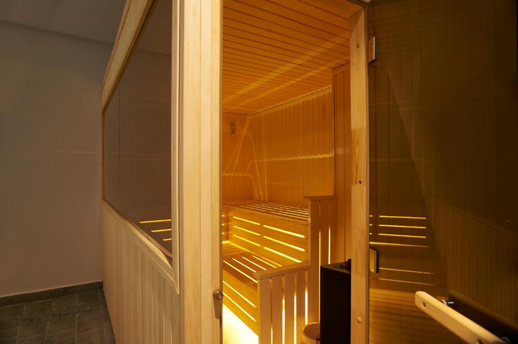 Sauna Sunrise Jade viesnīcā ar koka apdari.