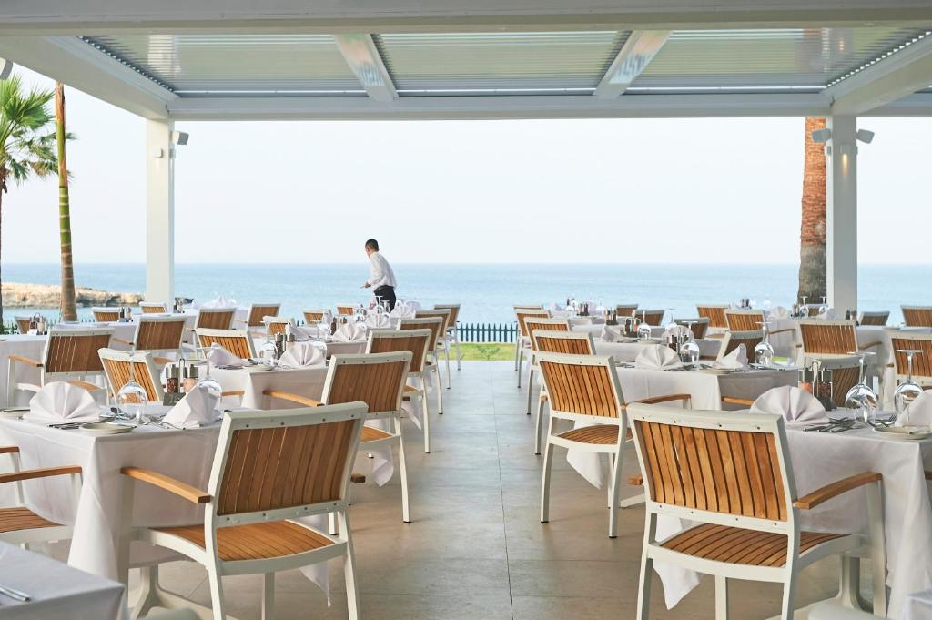 Restorāns ar skatu uz jūru Sunrise Jade viesnīcā.