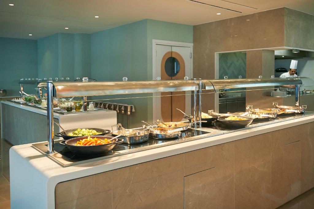 Sunrise Jade viesnīcas bufetes stils ar dažādiem ēdieniem.