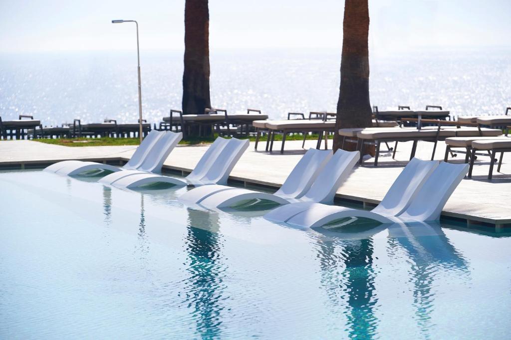 Baseins ar skatu uz jūru Sunrise Jade viesnīcā.