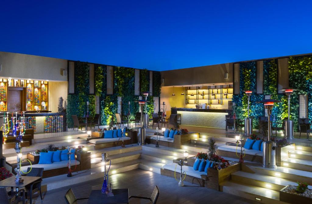 Albatros Palace Resort terases bārs ar ziedu dekori piekrastē