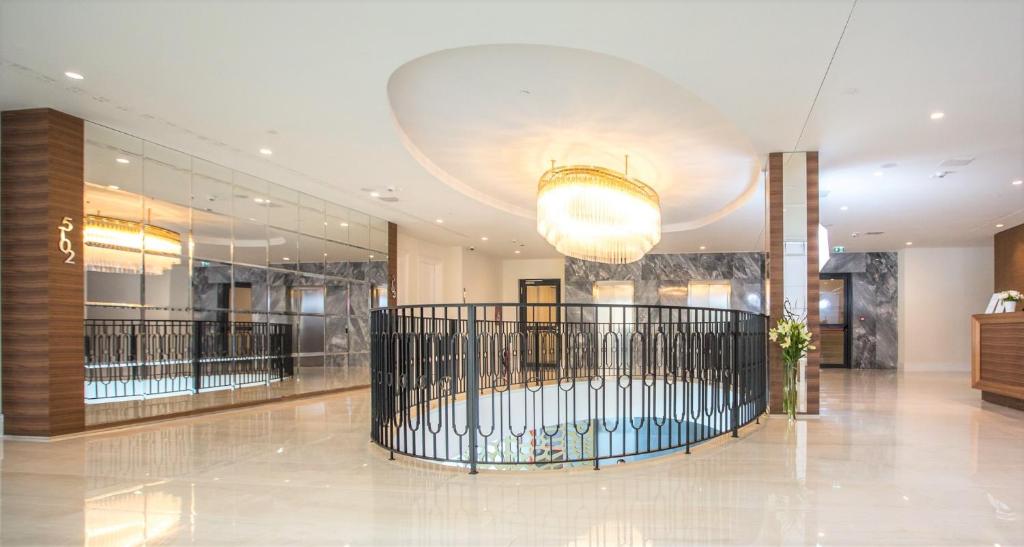 Mūsdienīgs un elegants interjers ar apaļu balustrādi, lielu lustru un spoguļiem, kas rada plašuma sajūtu. Izsmalcināts dizains un neitrālas krāsas, radot viesmīlīgu atmosfēru.