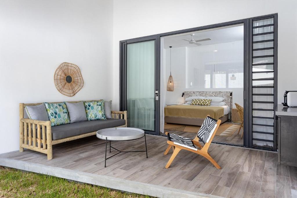 Mūsdienīgs un stilīgs balkons ar bambusa mēbelēm, kas izveidots, lai nodrošinātu ērtu atpūtu, ar skatu uz guļamistabu. Interjers ir gaišs un viesmīlīgs, radot relaksējošu atmosfēru.