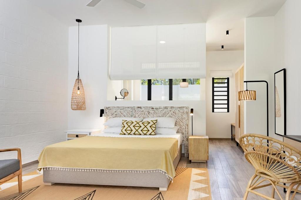 Mūsdienīgs guļamistabas interjers ar gultu, dabīgu apgaismojumu un elegantu dizainu. Aizraujošas tekstūras un silti toņi rada relaksējošu atmosfēru.