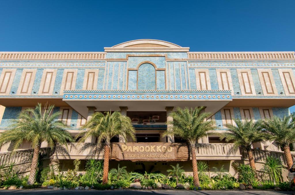 Pamokkū kūrorts ar unikālu arhitektūru un zilo dekoru. Apkārt augsti palmas un zaļumi, radot tropisku atmosfēru.