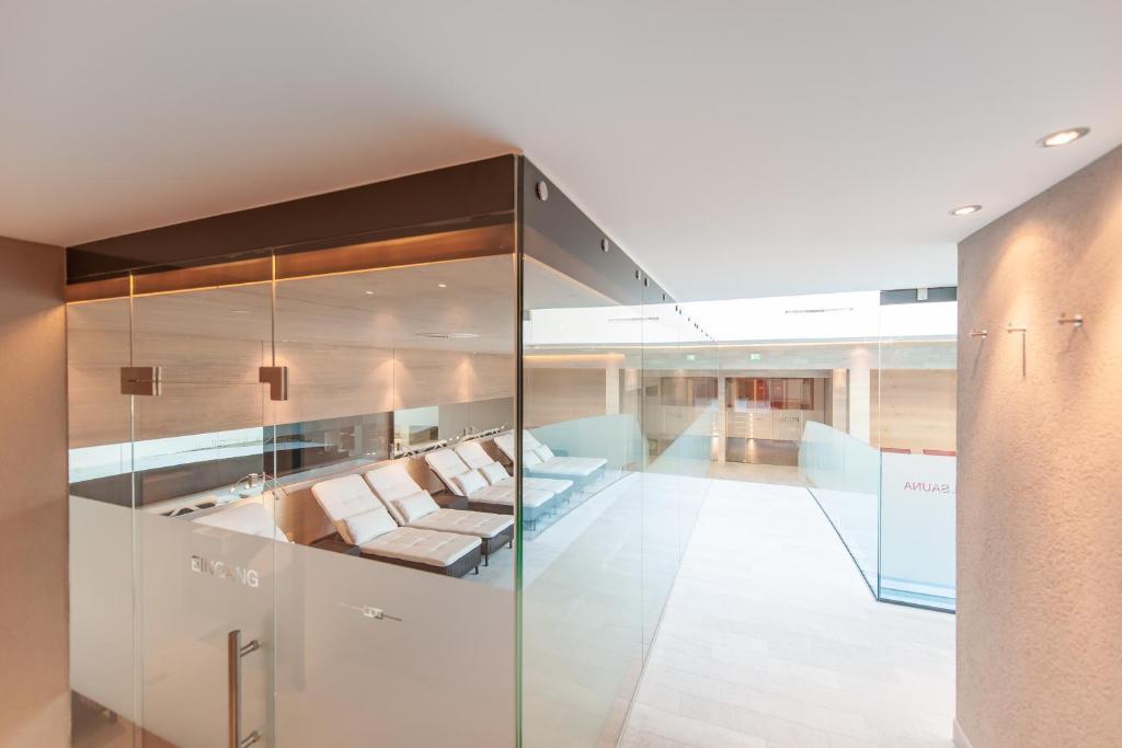 Mūsdienīgs un elegants atpūtas zonas interjers ar stikla sienām un komfortablām atpūtas krēslām, radot relaksējošu atmosfēru. Ideāls vieta atpūtai un relaksācijai.