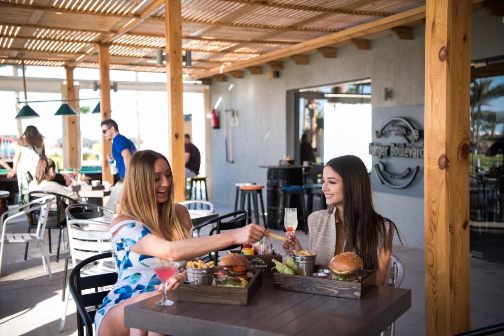 Divas draudzenes baudot maltīti pie Meraki Resort restorāna.