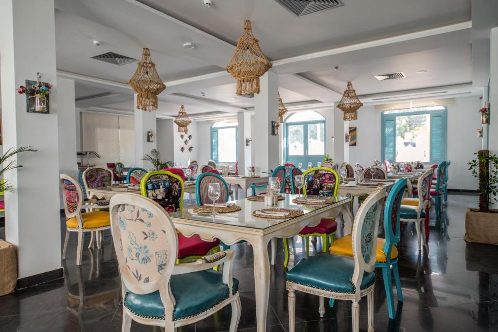 Krāsains restorāns Meraki Resort ar izsmalcinātām mēbelēm un mājīgu atmosfēru.