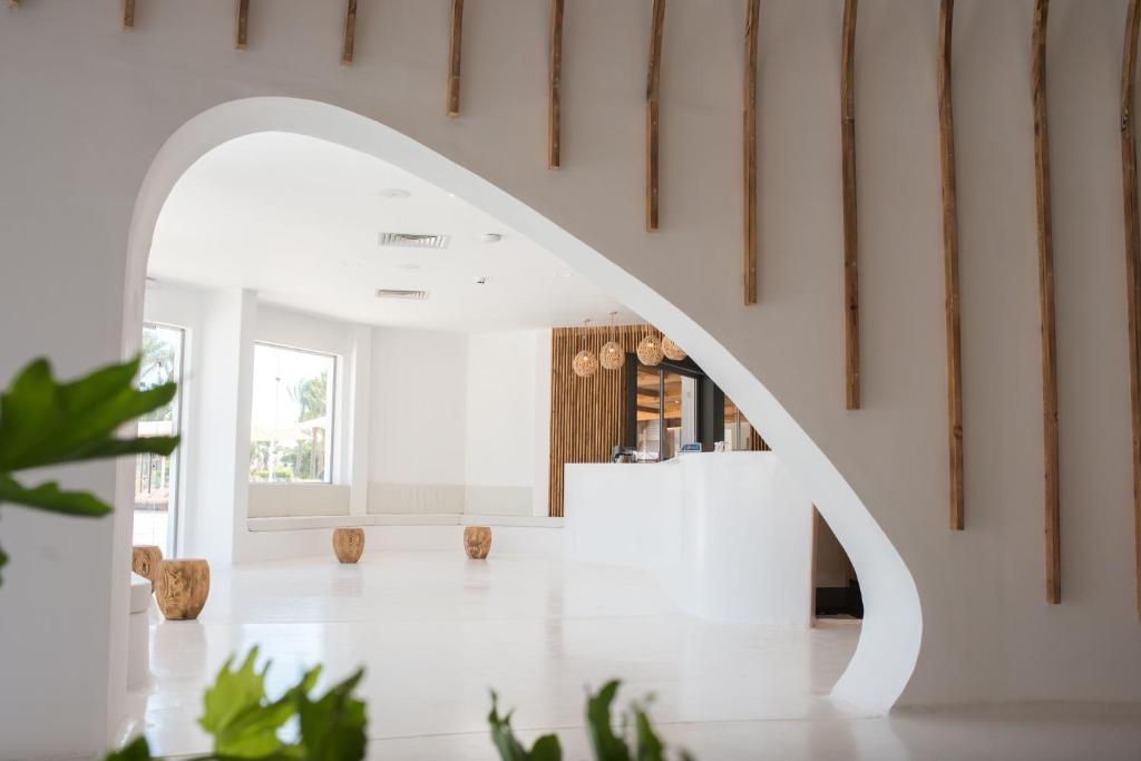 Meraki Resort moderns viesnīcas reģistratūras interjers ar koka elementiem.