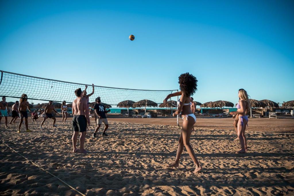 Jaunieši spēlē pludmales volejbolu pie Meraki Resort
