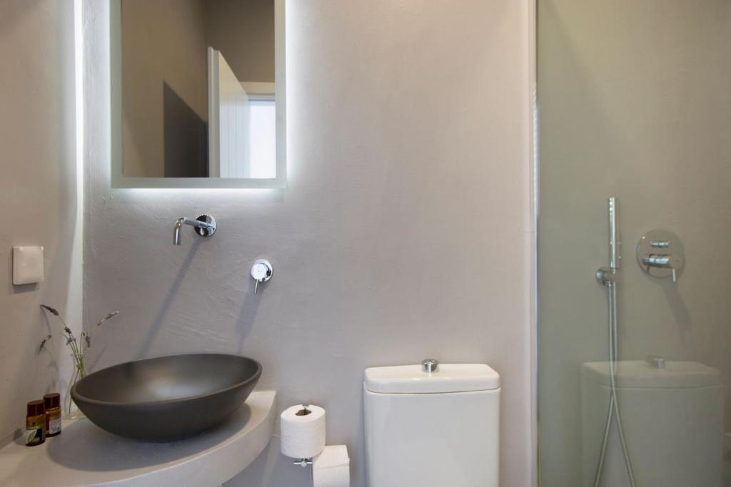 Elegants un moderns vannas istabas dizains ar pelēkām sienām, ovālu izlietni un stikla dušu. Gaismas spogulis rada patīkamu atmosfēru.