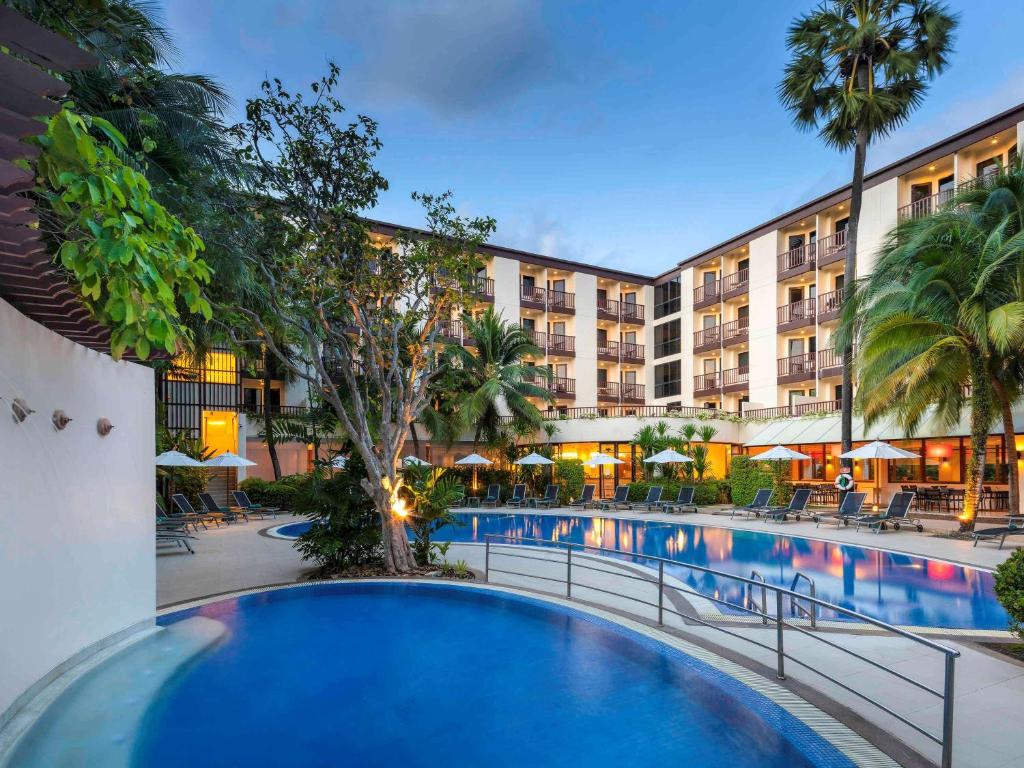 Tropu viesnīca ar peldbaseinu, apzaļumotu teritoriju un saulessargiem, ideāla atpūtai un relaksācijai. Vakarā peldbaseins ir apgaismots, radot mierīgu atmosfēru.