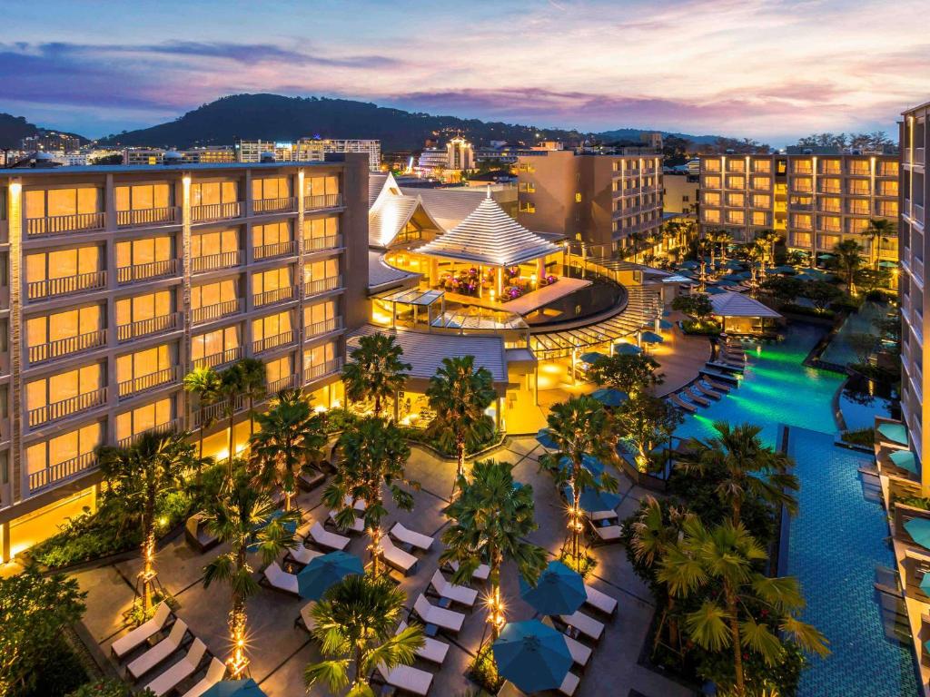 Grand Mercure Phuket Patong viesnīca ar baseinu un terasi piekrastē panoramic view with beach and pools