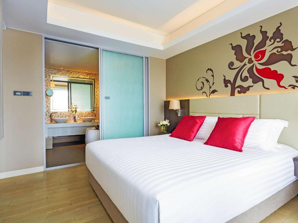 Mūsdienīgs numurs ar sarkaniem spilveniem Grand Mercure Phuket Patong