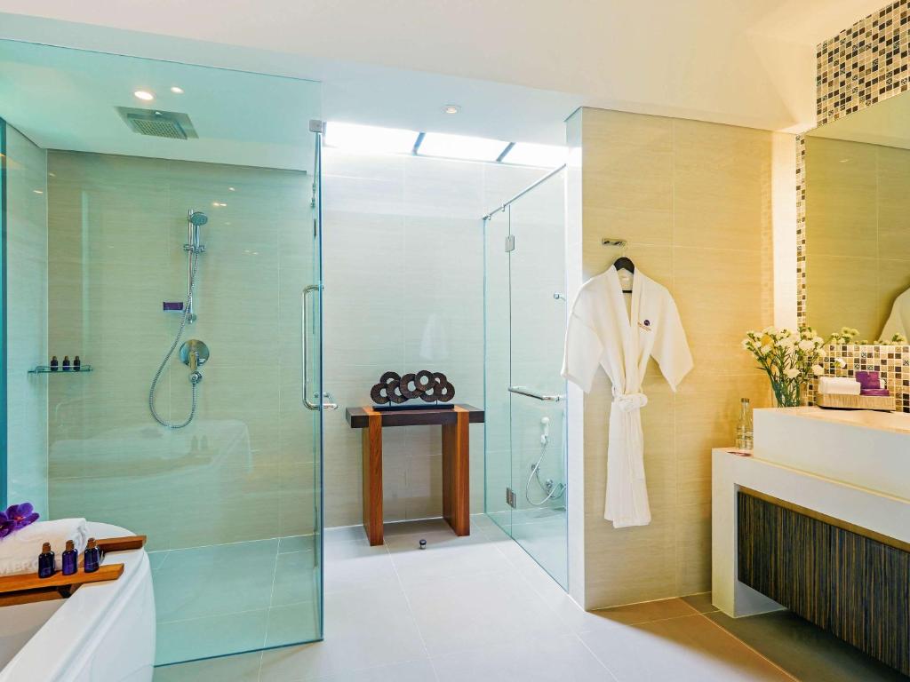 Mūsdienīgs vannas istabas dizains Grand Mercure Phuket Patong