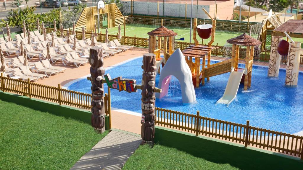 Ūdens parks ar slidkalniņiem un rotaļu laukumu, apkārt peldbaseinam ir sauļošanās krēsli un žogs. Apskatāmas dekoratīvas totemu figūras un tropiskas tēmas elementi.