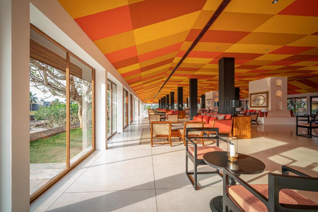 Moderns interjers ar spilgtiem krāsu toņiem un plašām logu ailēm, kas nodrošina dabisko apgaismojumu. Ērti sēdvietas un eleganta dizaina elementi veido viesmīlīgu atmosfēru.