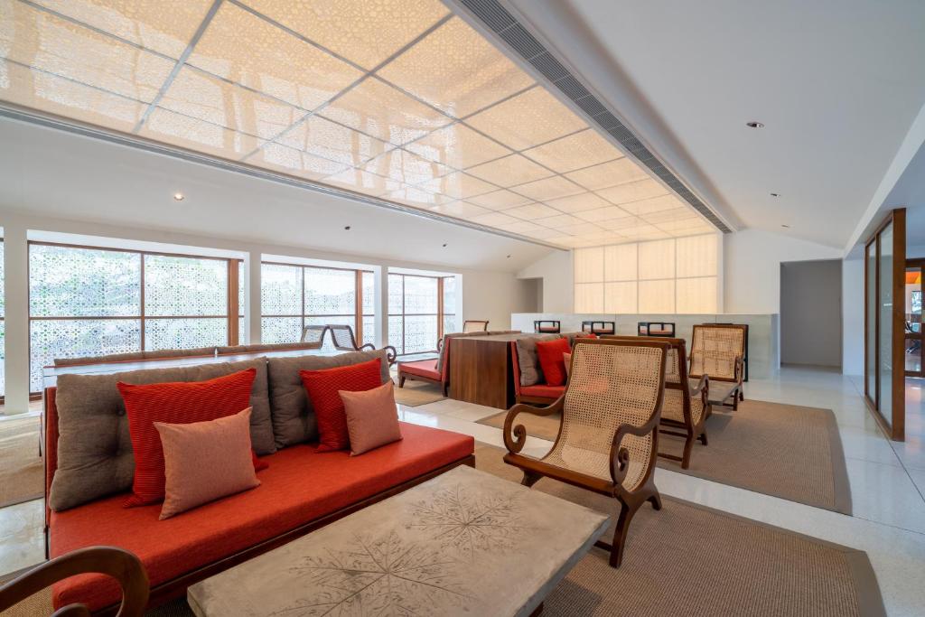 Mūsdienīgs un elegants viesnīcas vestibilis ar komfortablām sēdvietām un lieliem logiem, kas nodrošina dabīgu apgaismojumu. Interjers ir veidots ar siltām krāsām un stilīgām mēbelēm.