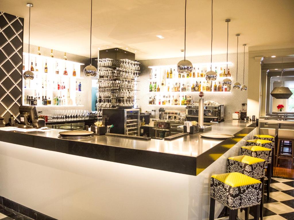 Skaists un moderns bārs ar plašu dzērienu izvēli, elegantu apgaismojumu un stilīgām krēslām. Ideāla vieta atpūtai un socializēšanās brīžiem.