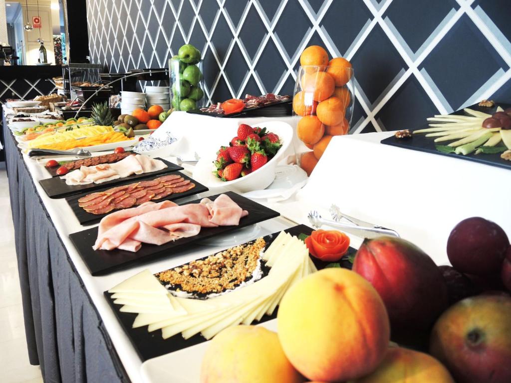 Bagātīgs bufetes galds ar augļiem, gaļas izstrādājumiem un sieru. Ideāls priekš brokastīm vai uzkodām.