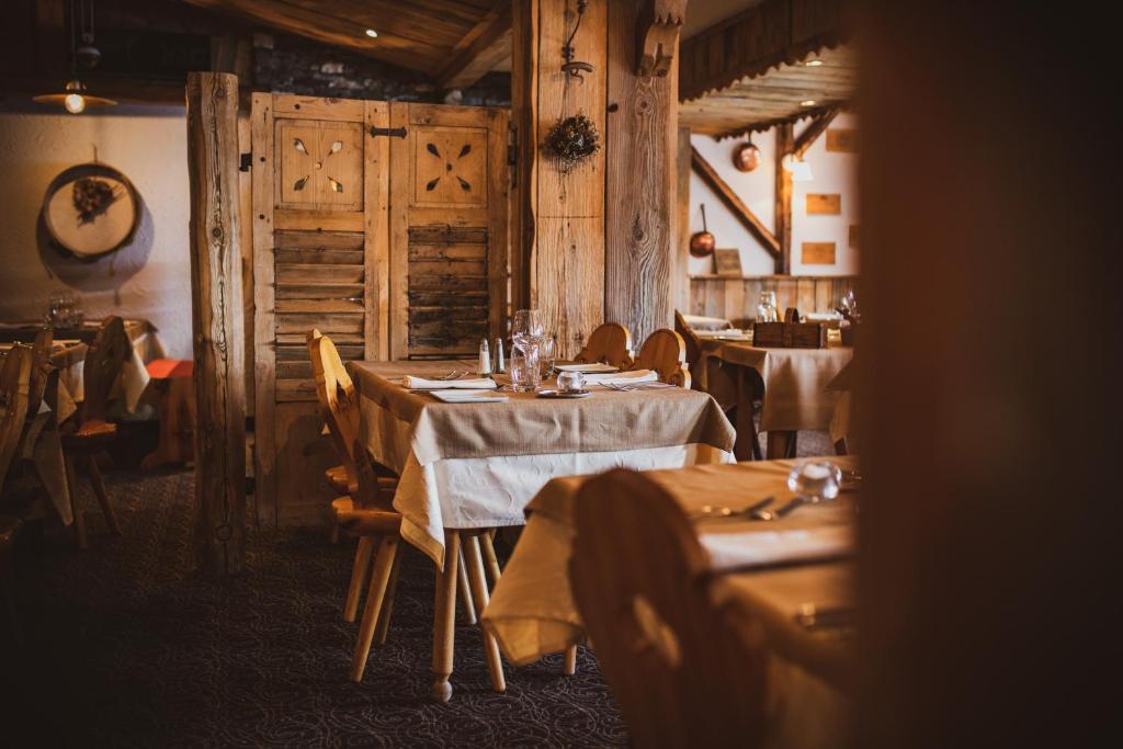 Mūsdienīgs restorāns ar koka interjeru, eleganti klāti galdi un mājīga atmosfēra. Ideāla vieta, lai baudītu ēdienus draugu un ģimenes lokā.