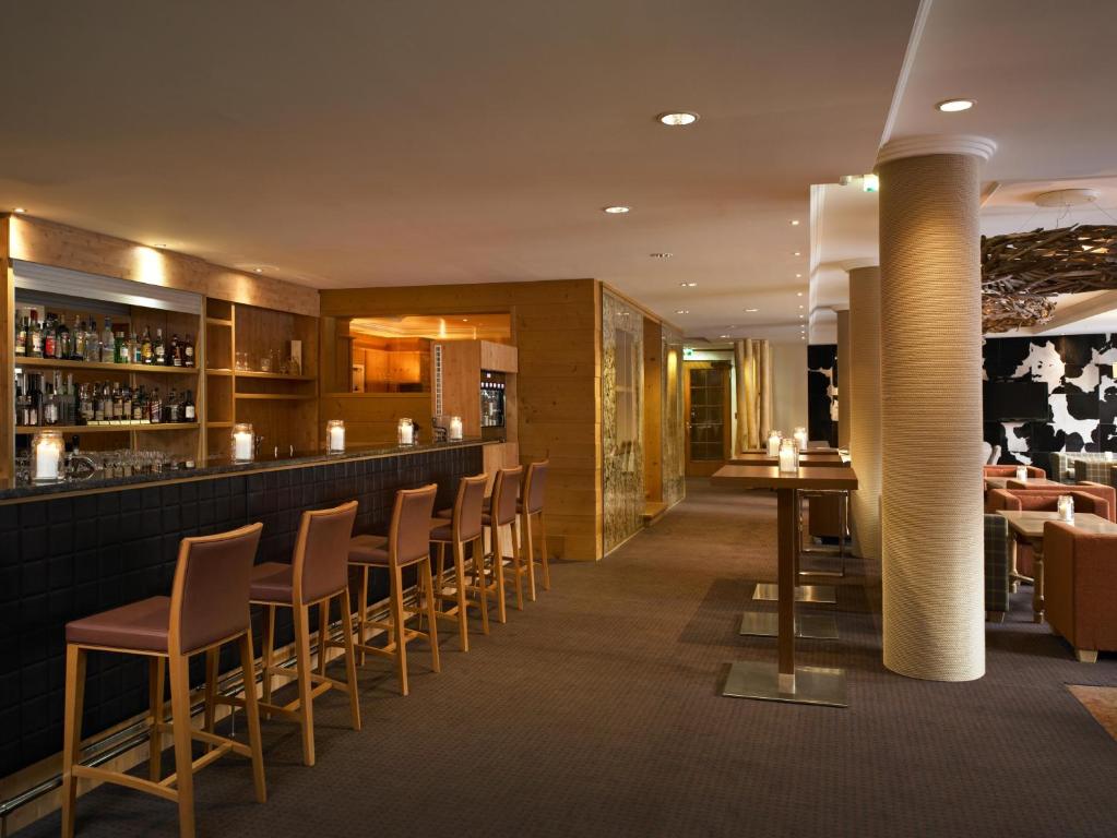 Mūsdienīgs bārs ar elegantu interjeru, kurā ir koka elementi un plaša dzērienu izvēle. Apgaismojums rada patīkamu atmosfēru, ideāli piemērota relaksācijai un draugu sanākšanai.