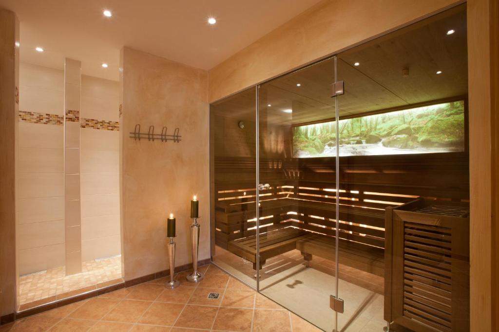 Mūsdienīga sauna ar stikla durvīm, harmonijā ar dabu, un relaksējošu skatu uz upi. Telpā ir arī duša un sveces, radot mierīgu atmosfēru.