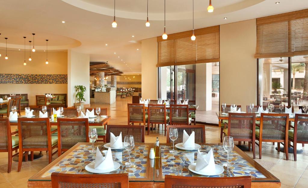 Mūsdienīgs restorāns ar elegantiem galdiem, dekorētiem ar viesību piederumiem un vīna glāzēm. Dabiski apgaismojums un plaša telpa rada patīkamu atmosfēru ēdienreižu baudīšanai.