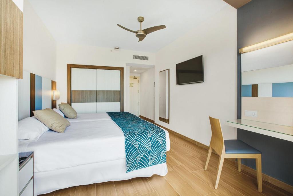 Mūsdienīgs viesnīcas numurs ar divām gultām, koka grīdu un minimālistisku interjeru, kurā ir televizors, spogulis un darba galds. Numurā ir arī ventilators un dabīgas gaismas avots.