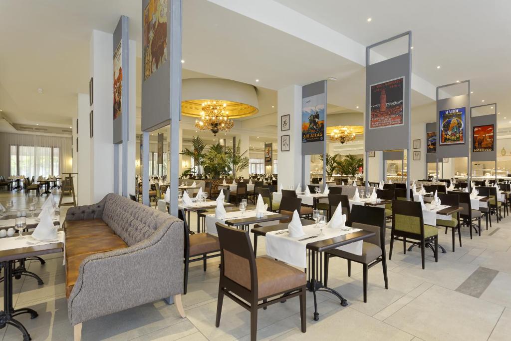 Mūsdienīgs restorāns ar plašu telpu un elegantiem galdiem, dekorēts ar mākslinieciskiem plakātiem un zaļiem augiem. Interjers ir gaišs un viesmīlīgs.