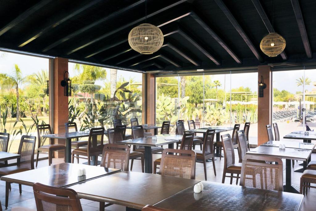 Mūsdienīgas un gaišas restorāna telpas ar koka griestiem un plašiem logiem, kas vērsti uz dārzu. Interjers iekārtots ar koka galdiem un krēsliem, radot patīkamu gaisotni.