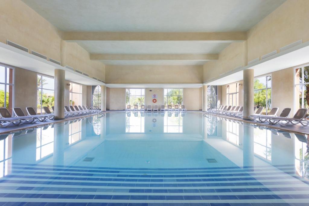 Luksusa iekštelpu baseins ar plašu atpūtas zonu un saulessargiem. Gaismas iekārtojums un mūsdienīgs dizains rada relaksējošu atmosfēru.