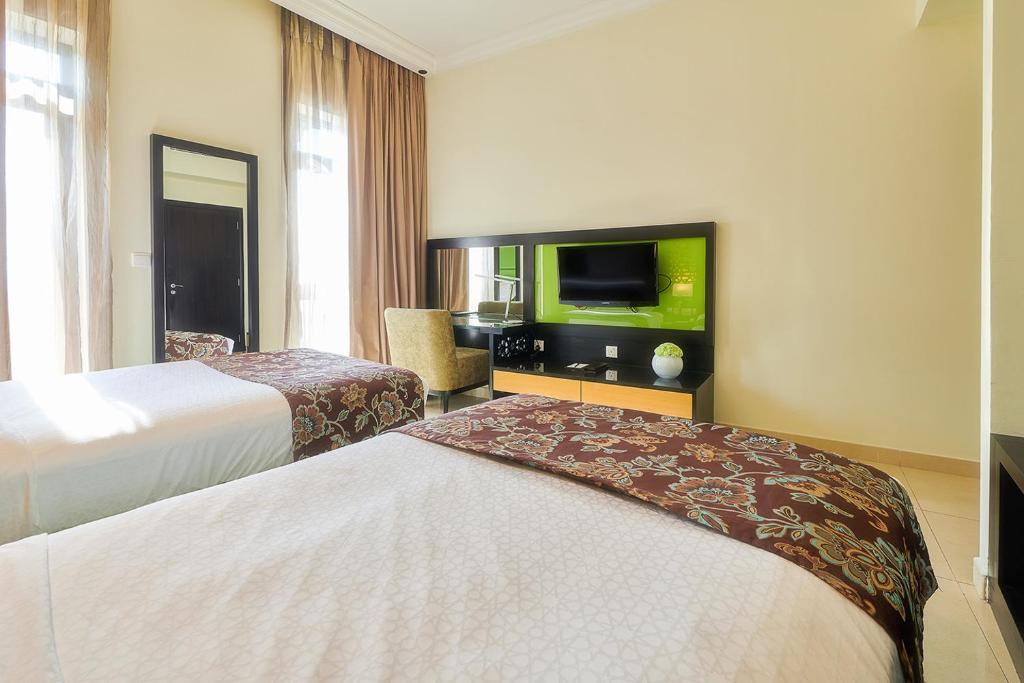 Divvietīgs numurs Bahi Ajman Palace ar TV un modernu interjeru.