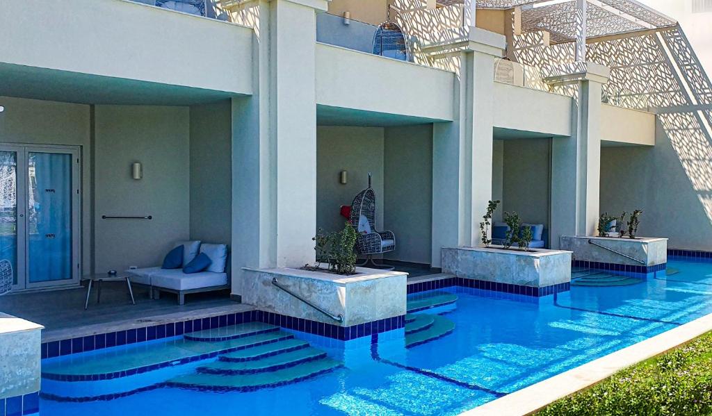 Steigenberger Pure Lifestyle viesnīcas privāts baseins pie numuriem.