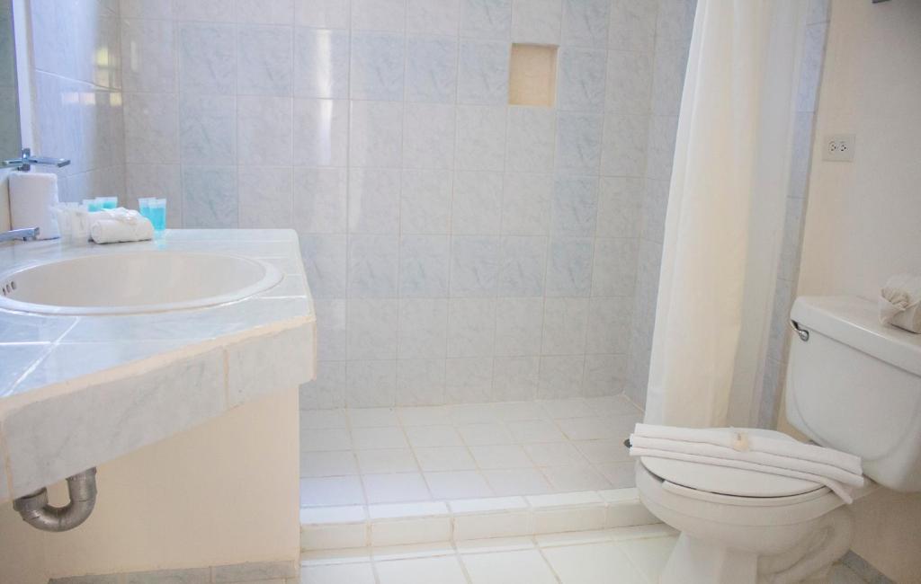 Marmora izskata vannas istaba All Ritmo Cancun Resort & Waterpark