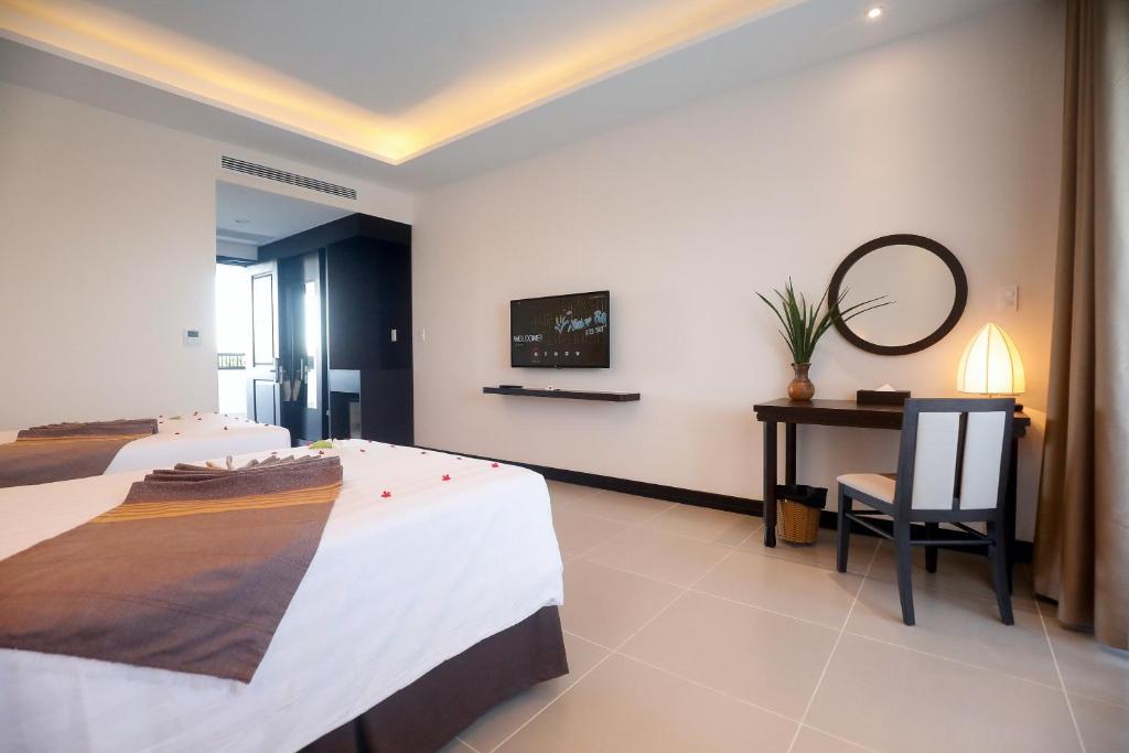 Mūsdienīgs viesnīcas numurs ar divām gultām, televizoru un darba galdu. Interjers ir gaišs un elegants, ar dabīgiem elementiem un komfortablu atmosfēru.