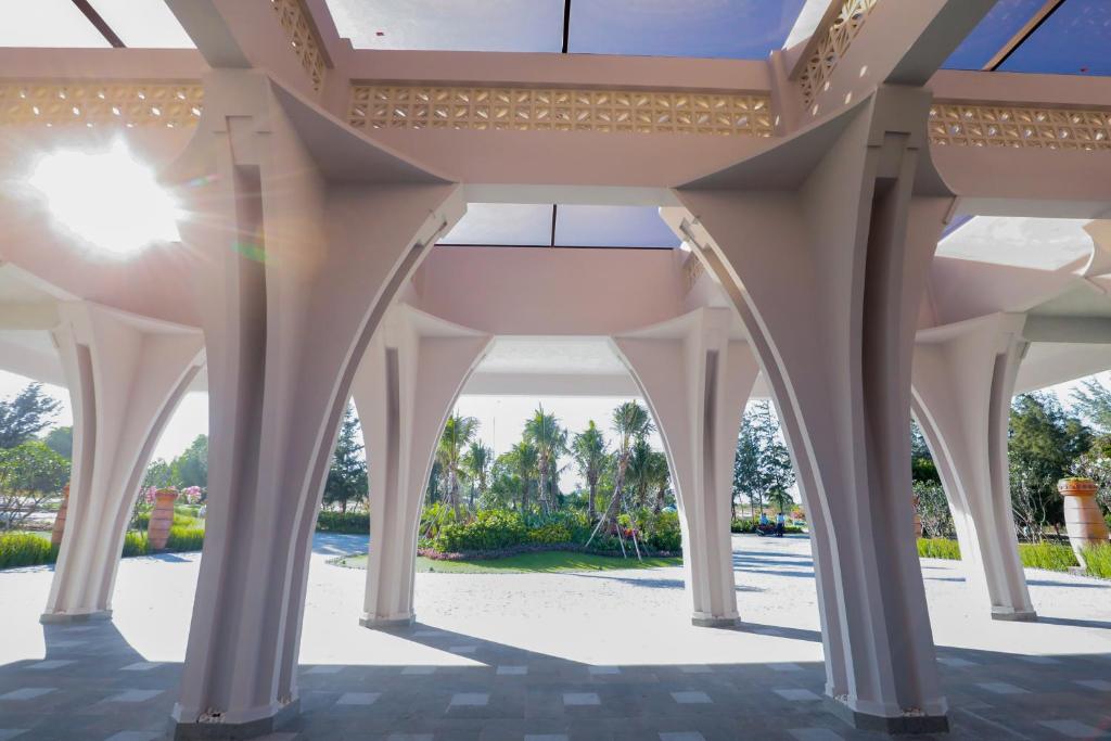 Mūsdienīga arhitektūra ar izteiksmīgu balstu struktūru, kas ļauj gaismai ieplūst telpā, radot patīkamu atmosfēru un izceļot apkārtējo dabu.