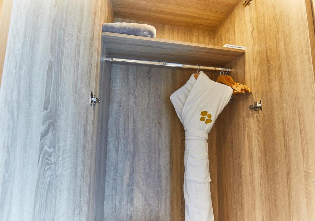 Rose Plaza Al Barsha viesnīcas skapī ir halāts un pakaramie.