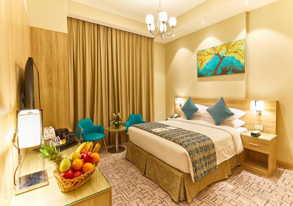 Elegants viesnīcas Rose Plaza Al Barsha numurs ar moderniem dekoriem.