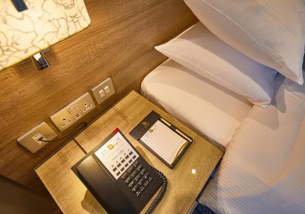 Rose Plaza Al Barsha viesnīcas numura naktsgaldiņš ar telefonu