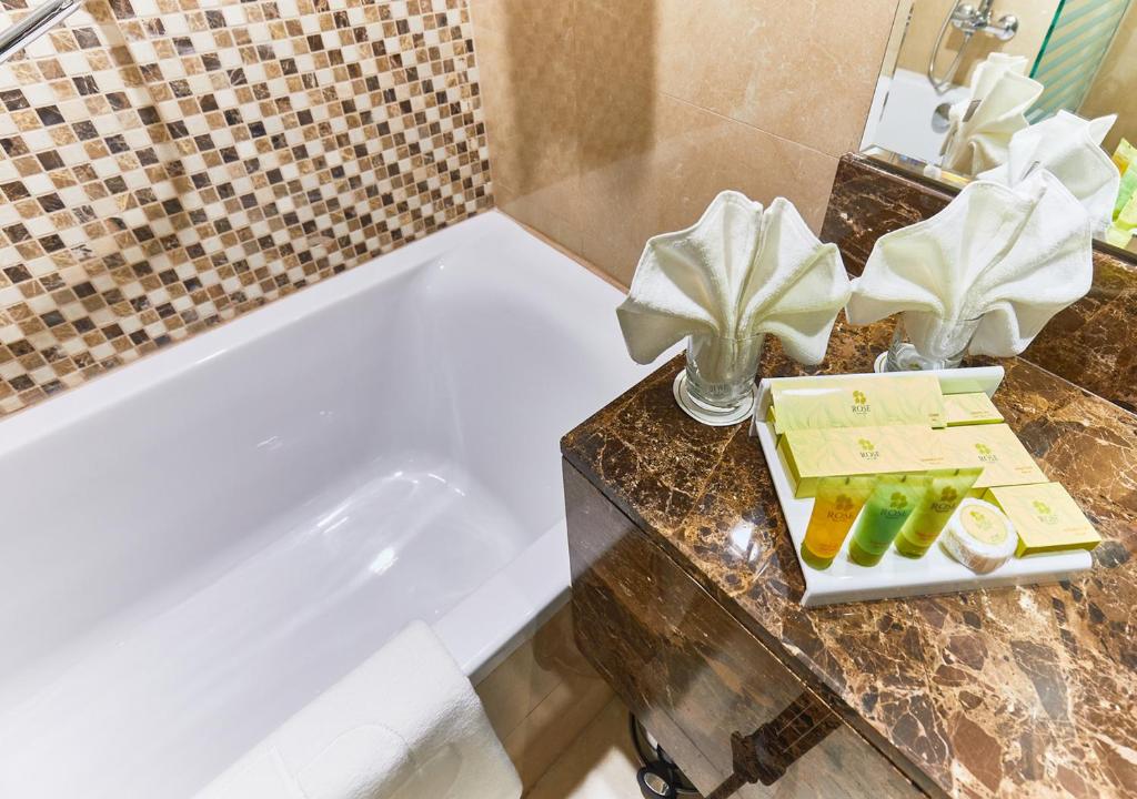 Rose Plaza Al Barsha vannas istaba ar luksusa piederumiem