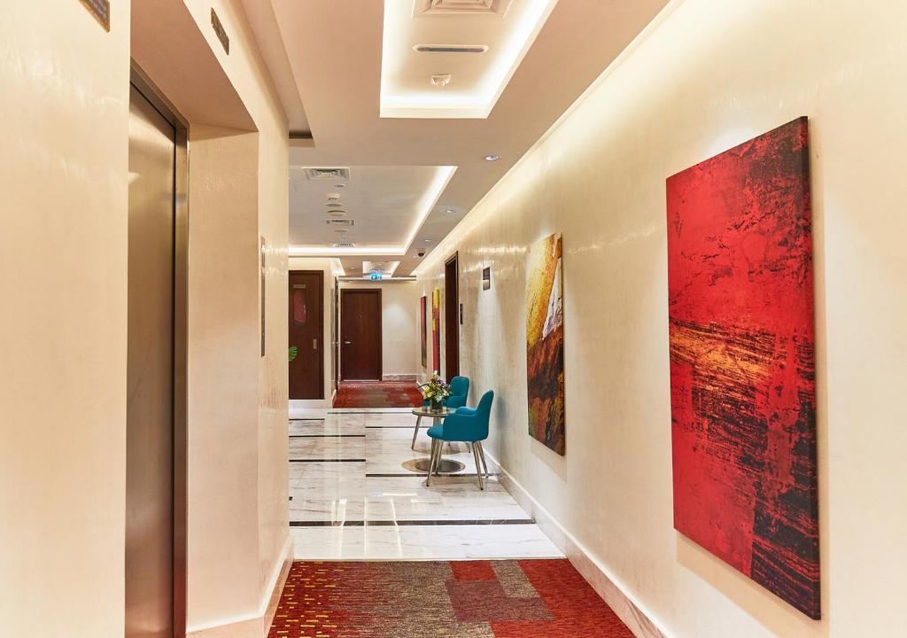 Rose Plaza Al Barsha viesnīcas gaiteņa mākslas darbi