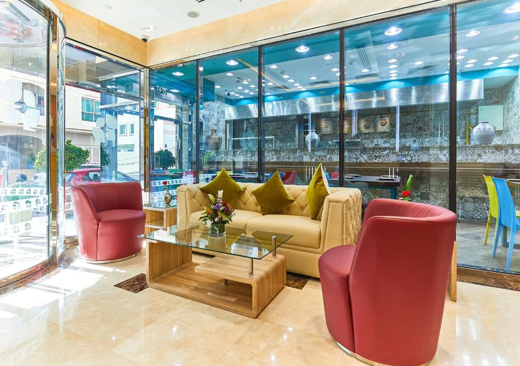 Moderns vestibils Rose Plaza Al Barsha viesnīcā ar elegantām mēbelēm.