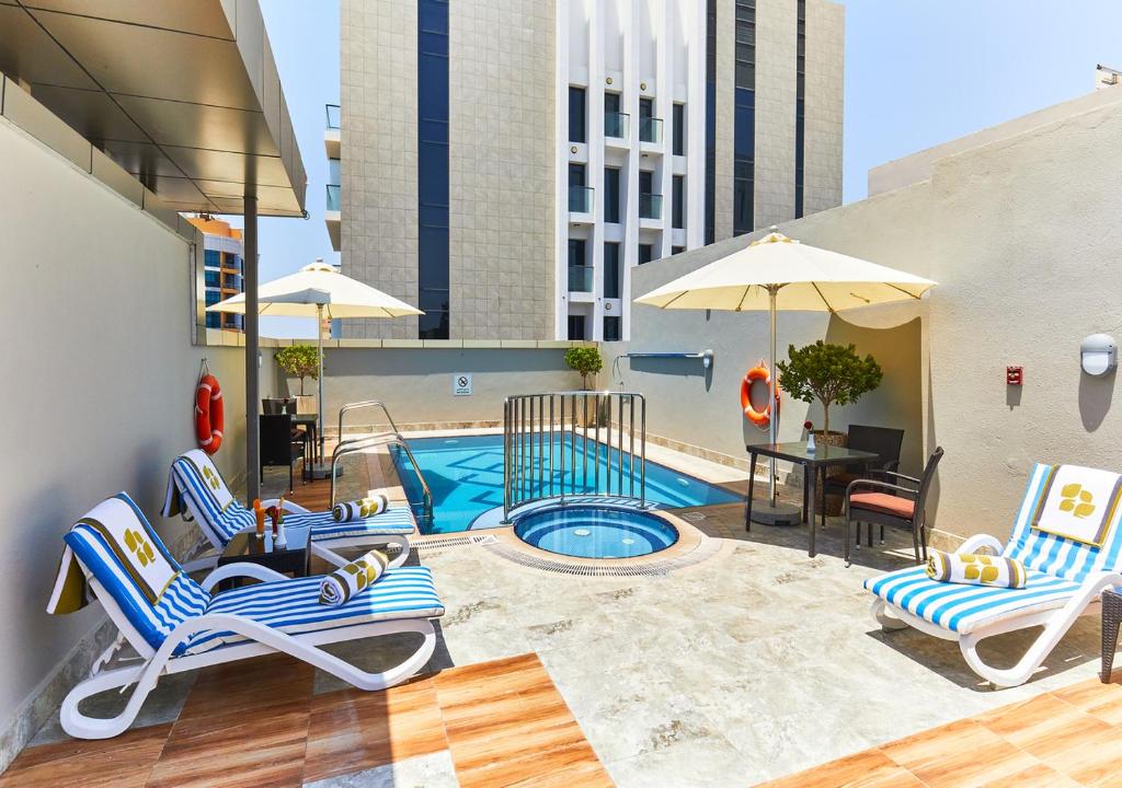 Rose Plaza Al Barsha jumta baseins ar atpūtas krēsliem