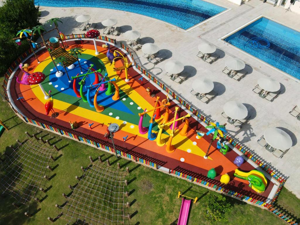 Krāsains ūdens atrakciju parks ar dažādām ūdens izklaidēm, piemēram, ūdens slaidiem un rotaļu elementiem, apvienojumā ar peldbaseiniem un atpūtas zonām. Ideāla vieta ģimenēm ar bērniem.